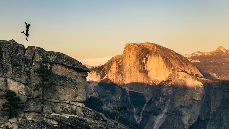 Mann springt von Klippe